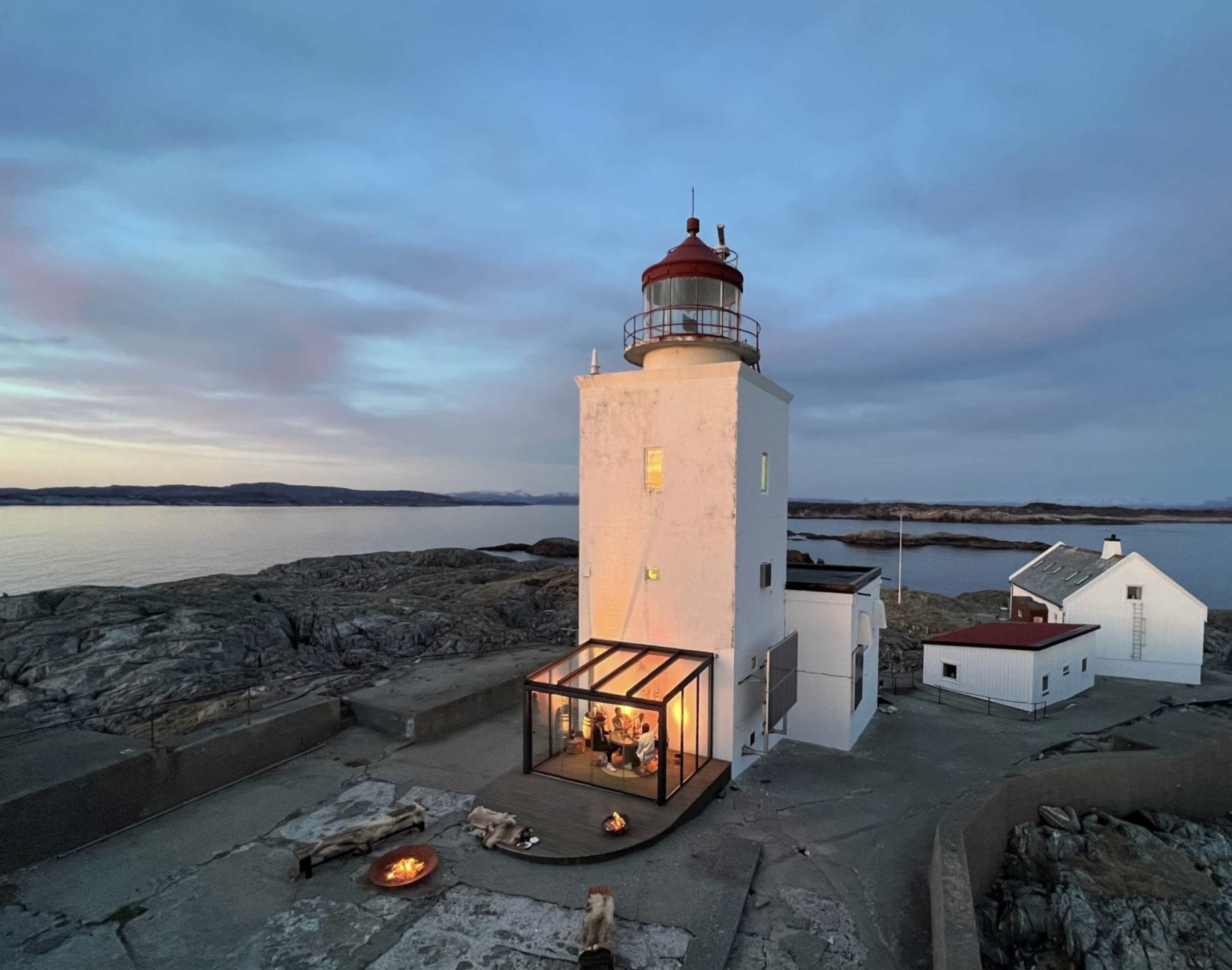 Fyrstarn-utestue-crop Hyggelig pergola med fullglassvegger og tak, bygget ved siden av et fyrtårn på en norsk øy, bygget av uteDESIGN