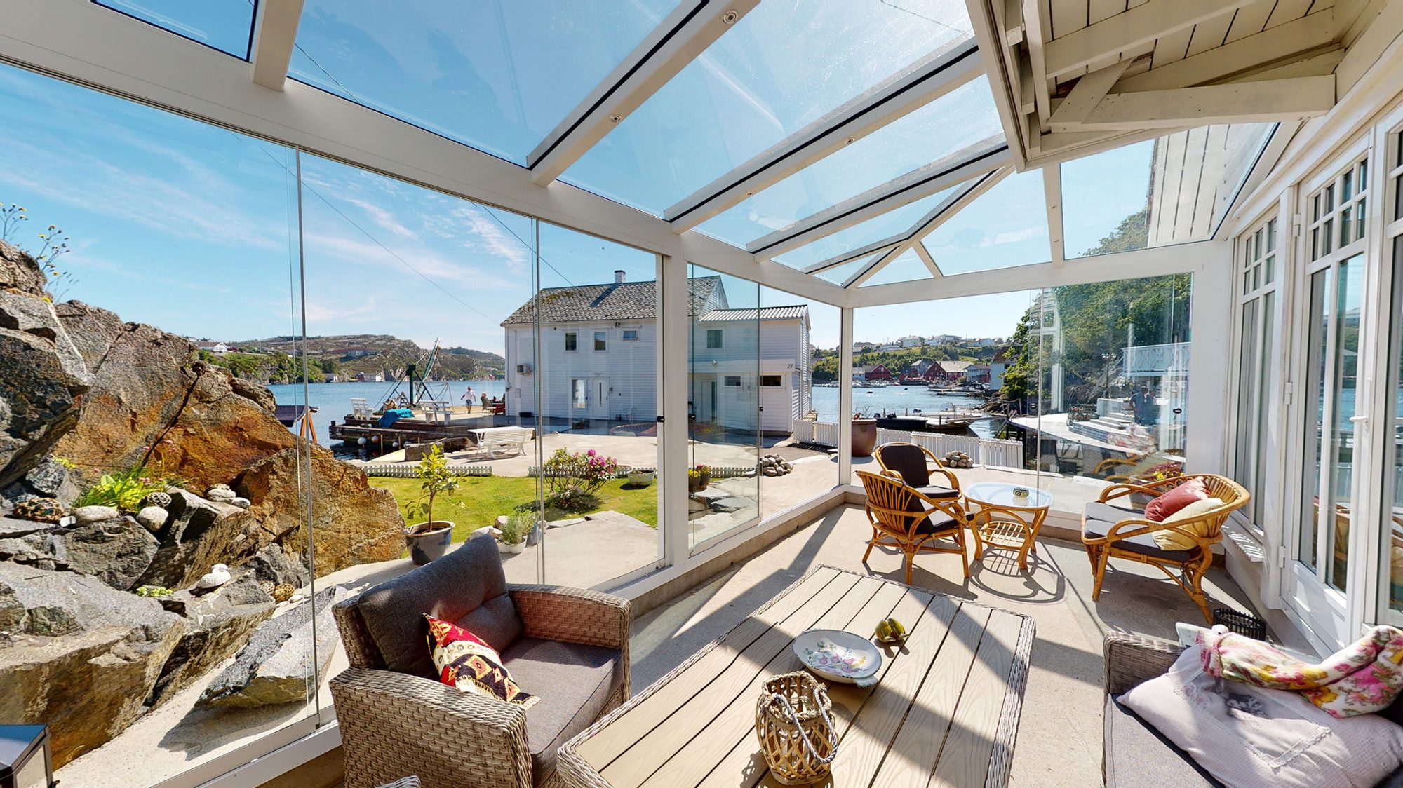 Glasstak-Starlight-03222022_084806 Glassoverbygd utendørs stue med glass tak på en solrik dag i Norge, bygget av Utedesign