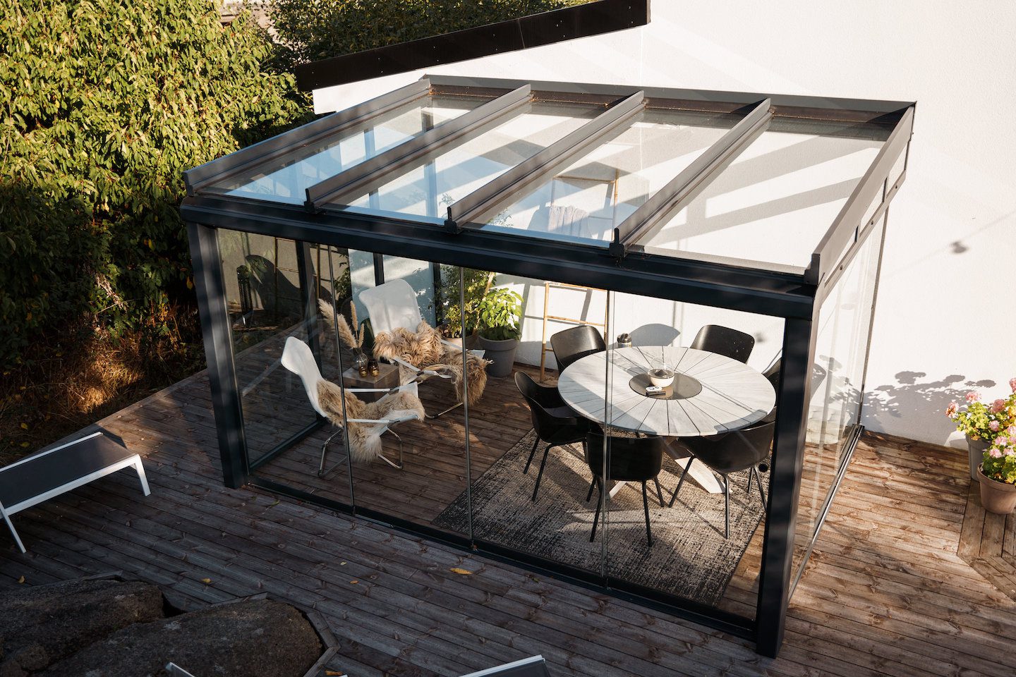 Tak pergola – 11 Bildet av en utestue med et fasttak og glassvegger.