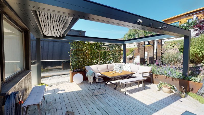 Bildet av en dukpergola med klatreplante på siden.