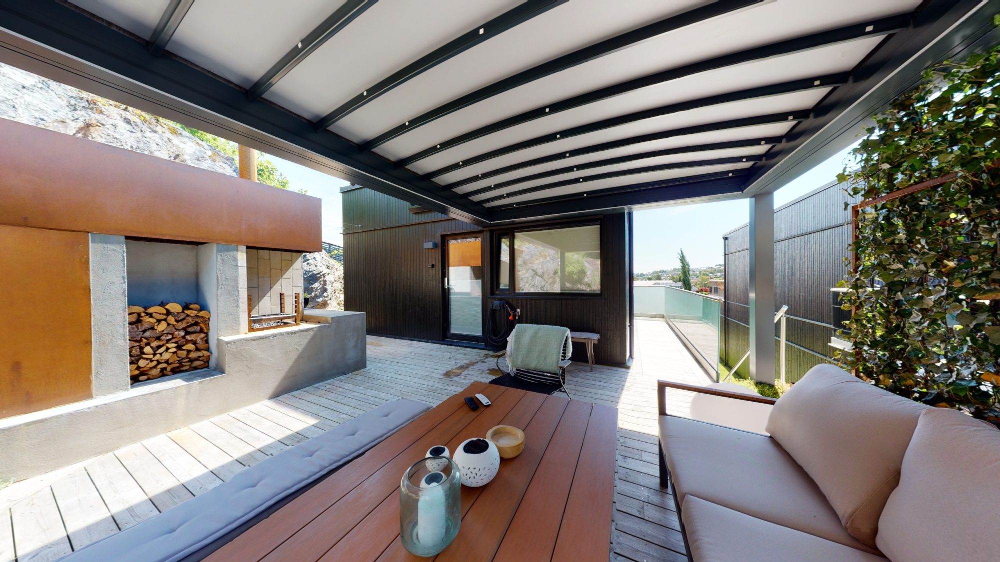 Innrede_pergola (7) Bildet av en dukpergola med klatreplante.