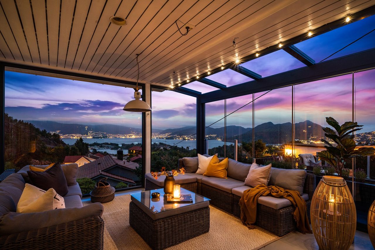 Innrede_pergola (3) Bildet innvendig av en pergola på kvelden. Det er nydelig himmel og lys i pergolaen.