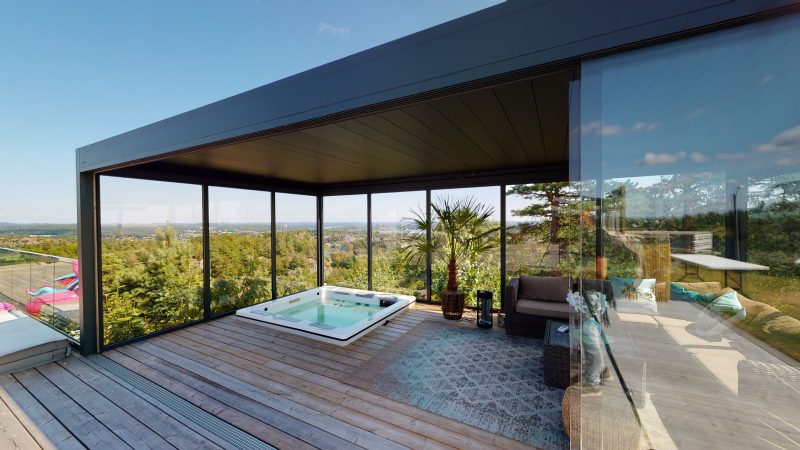 Bildet av en lamellpergola med innglassing og jacuzzi.