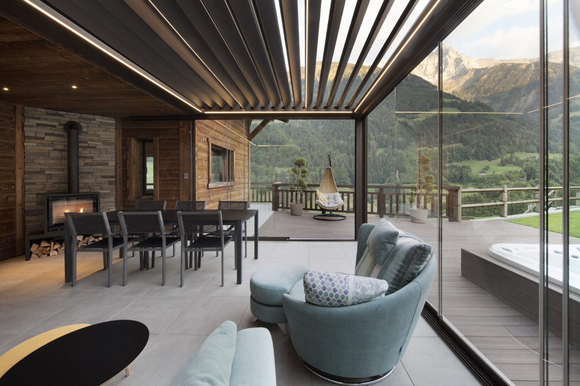 Bildet av en pergola med nydelig utsikt ut mot fjellene.