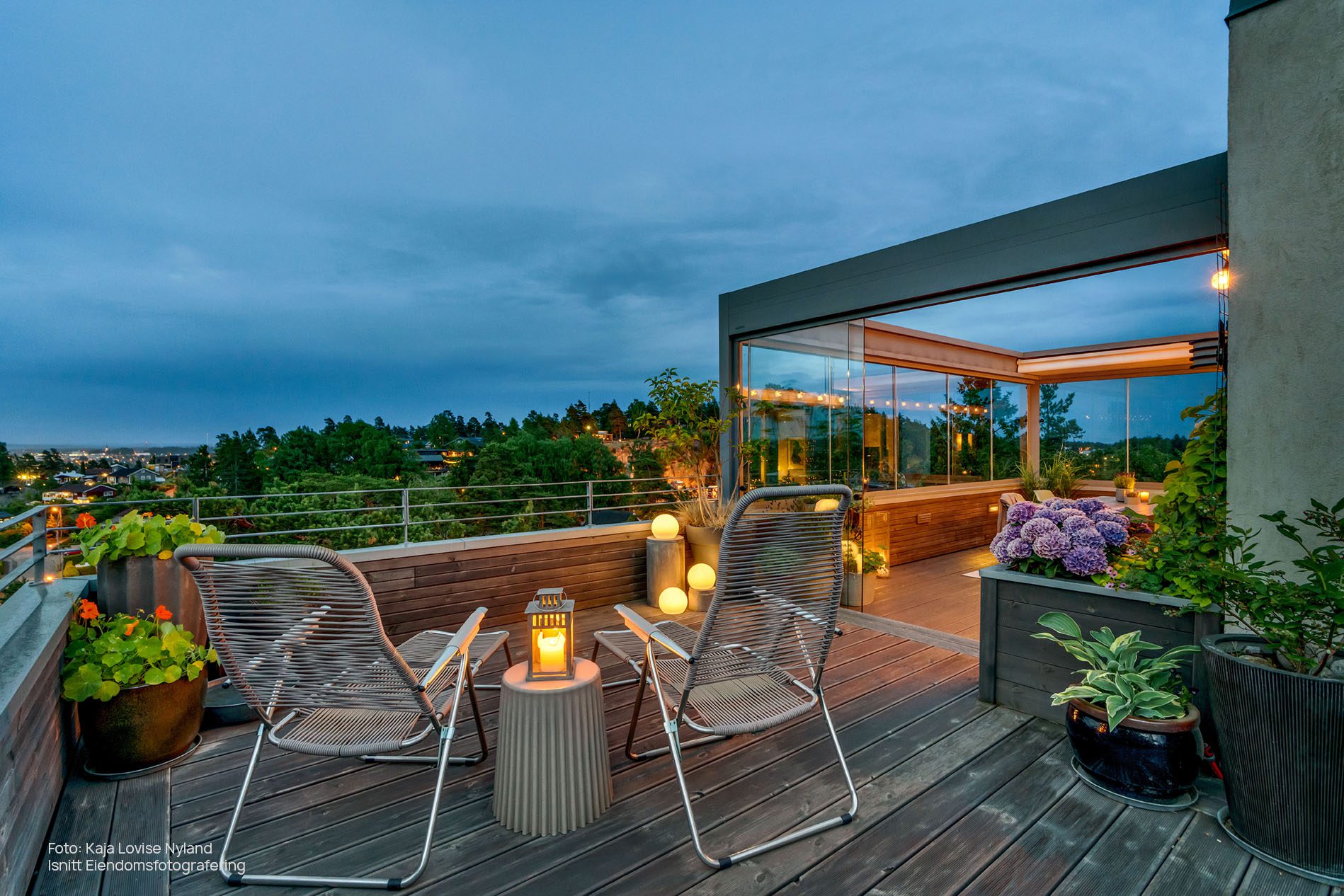 Innrede_pergola Bildet av en pergola på terrasse med planter og utemøbler.